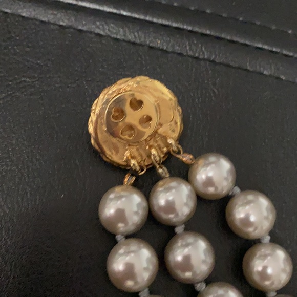 Beautiful 3 Tier large gray pearl bracelet. - Picture 10 of 11